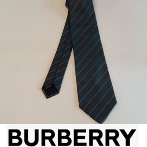 HOST PICK Burberry classic 100% silk  green tie